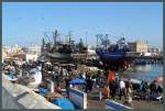 Im Hafen von Essaouira verkaufen die Händler frisch gefangenen Fisch.
