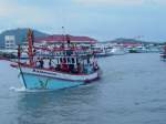 Am 17.04.2006 verlsst dieses Fischerboot den Hafen von Phuket Town um in der Andaman See auf Fang zu gehen