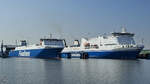 Die Fährschiffe FINNPULP (IMO: 9212644) und FINNFELLOW (IMO: 9145164) sind hier Seite an Seite im Travemünder Fährhafen zu sehen.