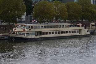 FGS SCHELDEVALLEI, der Reederei Stiphout, liegt am Kai im Hafen von Maastricht, mit diesem Schiff wird meistens die 4 Schleusentour gefahren.