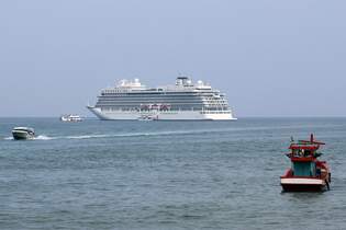 Venice-Klasse  Viking Sky  (Baujahr 2016 - Fincantieri, Ancona und Marghera / Italien - Heimathafen Bergen, Norwegen) IMO 9650420 am 06.Mrz 2025 in der Patong Bay.