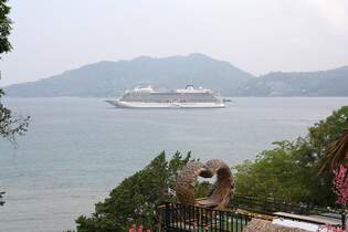 Venice-Klasse  Viking Sky  (Baujahr 2016 - Fincantieri, Ancona und Marghera / Italien - Heimathafen Bergen, Norwegen) IMO 9650420 am 06.Mrz 2025 in der Patong Bay.