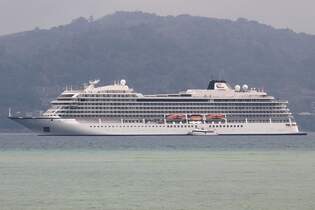 Venice-Klasse  Viking Sky  (Baujahr 2016 - Fincantieri, Ancona und Marghera / Italien - Heimathafen Bergen, Norwegen) IMO 9650420 am 06.Mrz 2025 in der Patong Bay.