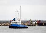 Der 16m lange Schlepper JADE TUG am 08.11.24 in Rostock.