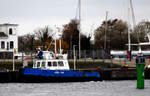 Der 16m lange Schlepper JADE TUG am 08.11.24 in Rostock.