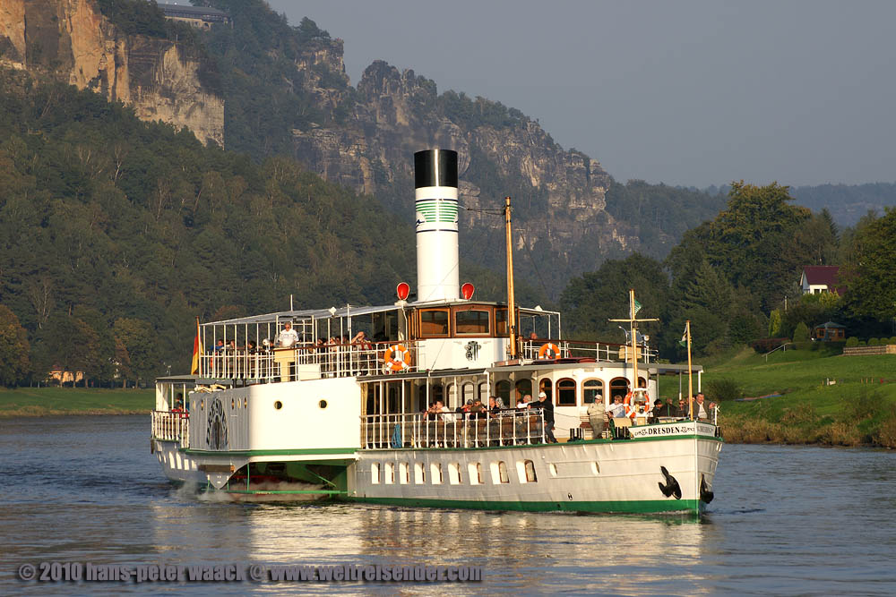  24.09.10 Stadt Wehlen. Der Dampfer hat soeben die Basteifelsen mit dem Basteihotel passiert. Da sollte man, wenn man hier auf Urlaub ist, schon oben gewesen sein. Von dort oben hat man sicher Sachsens berhmteste Aussicht… 