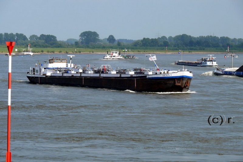 Begegnungsverkehr auf dem Rhein.