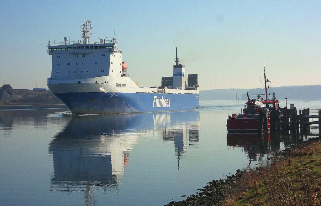  Da kommt die FINNKRAFT IMO 9207883, aus dem Morgennebel ber der Trave...
Aufgenommen: 22.03.2012 9:10 in Lbeck-Schlutup...