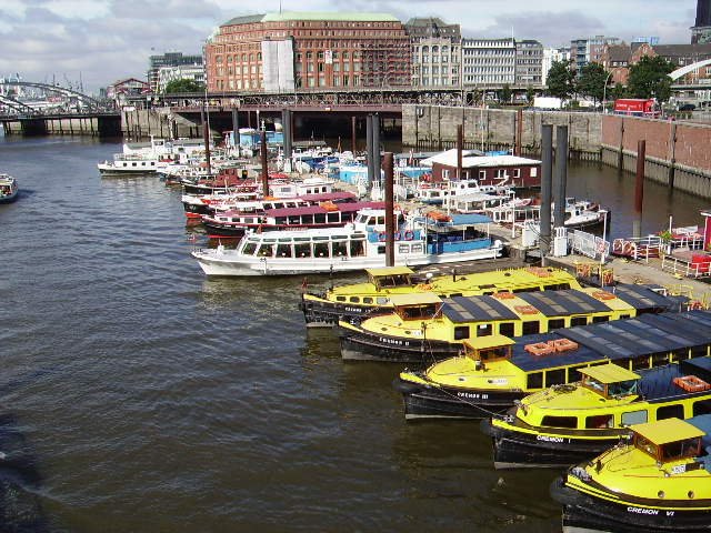 Eine parade von Ausflugsdampfern in Hamburg.