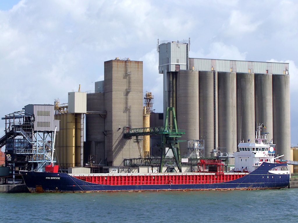 FRI BREVIK
(IMO:9190183;89x14mtr;Schiffsgewicht:3792t;Bj.2001)liegt im Hafen von Antwerpen;100830