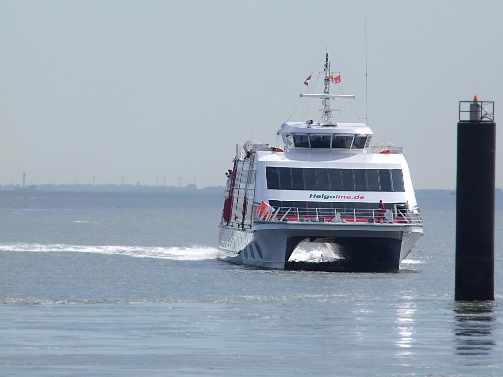 Halunder-Jet(IMO-9281671;L=51;B=12mtr) bei der Hafeneinfahrt von Cuxhaven;090827