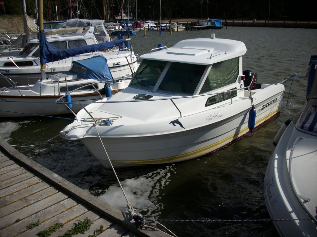 Kleines Motorschiff im Yachthafen von Martinshafen.