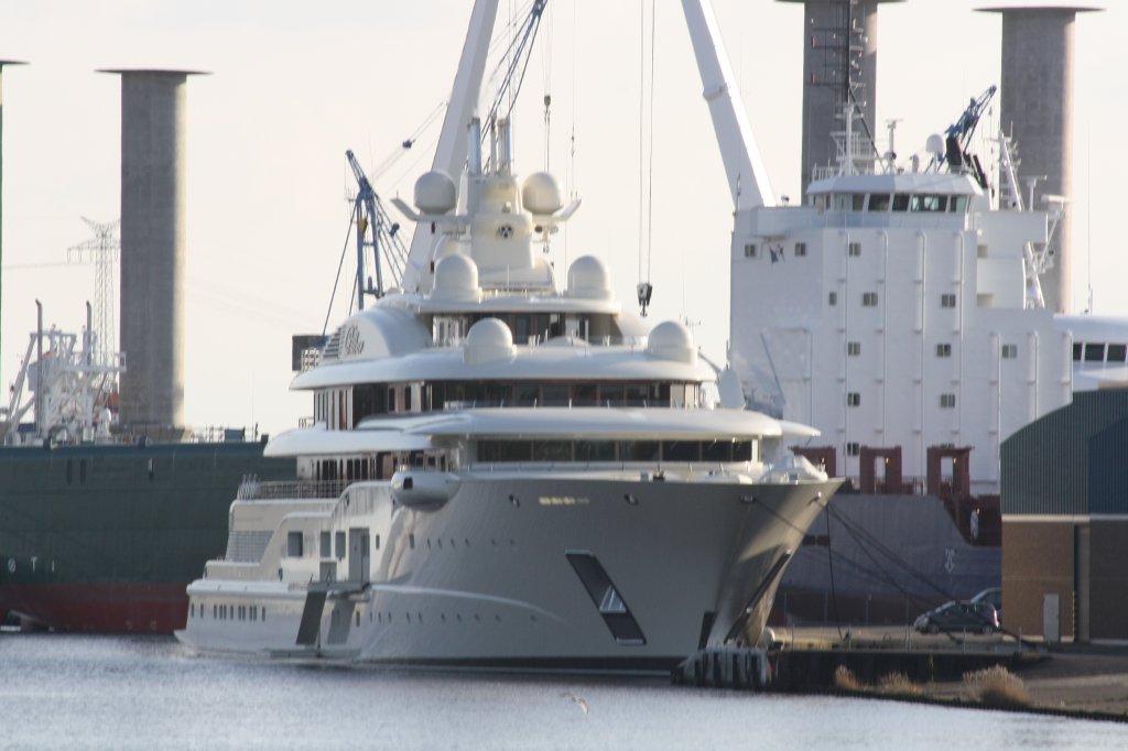 Megajacht im Emder Binnenhafen