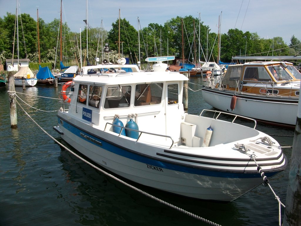 Polizeischiff  Zicker  im Hafen von Lauterbach.