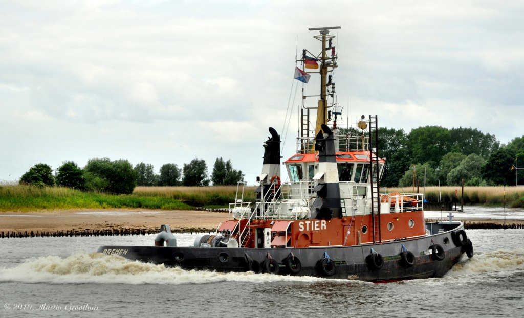  Schlepper  Stier  am 25.07.2010 auf der Weser bei Nordenham. L:28m/B:8m / IMO 8912209 / Rufzeichen DEIV / Flagge Deutschland