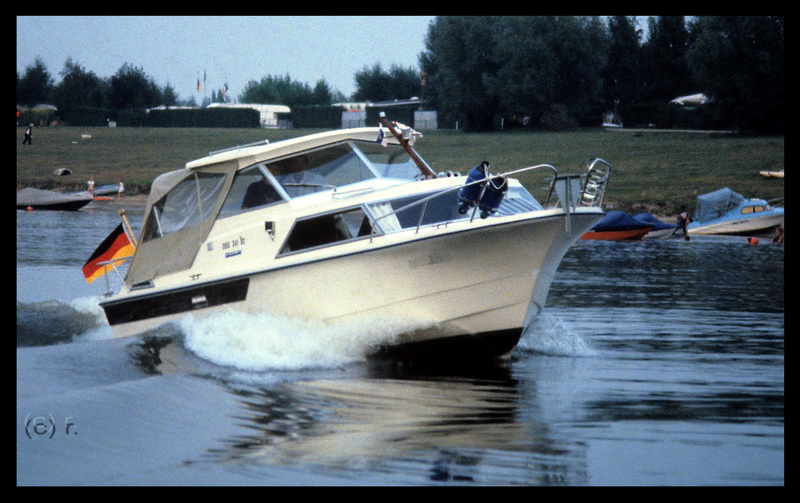 Wellenreiten mit einer kleinen Motoryacht.