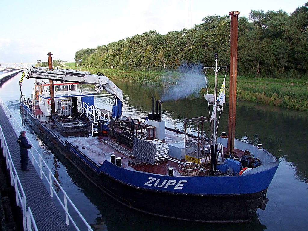 ZIJPE arbeitet im Bereich der Volkerak-Schleuse;100830