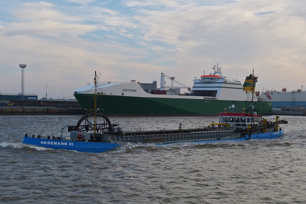  . Laderaumbagger HEGEMANN II, Bj 1979, L 77 m; B 10,20 m; Besatzung 3 Mann;  T 1600, Laderauminhalt 1055 m, gesehen auf der Ems bei Emden am 08.10.2014