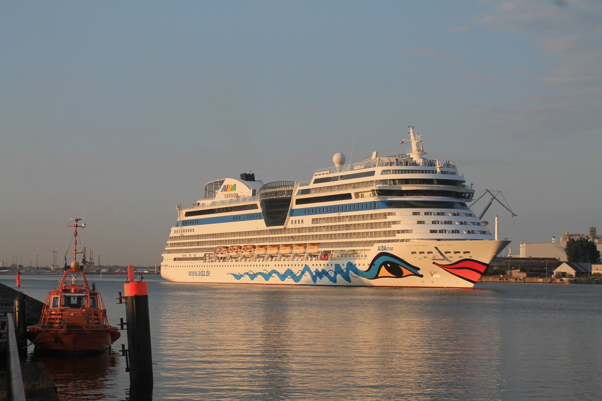   AIDAmar  morgens kurz vor dem anlegen am Kreuzfahrtterminal in Warnemünde
den 10.08.2013 