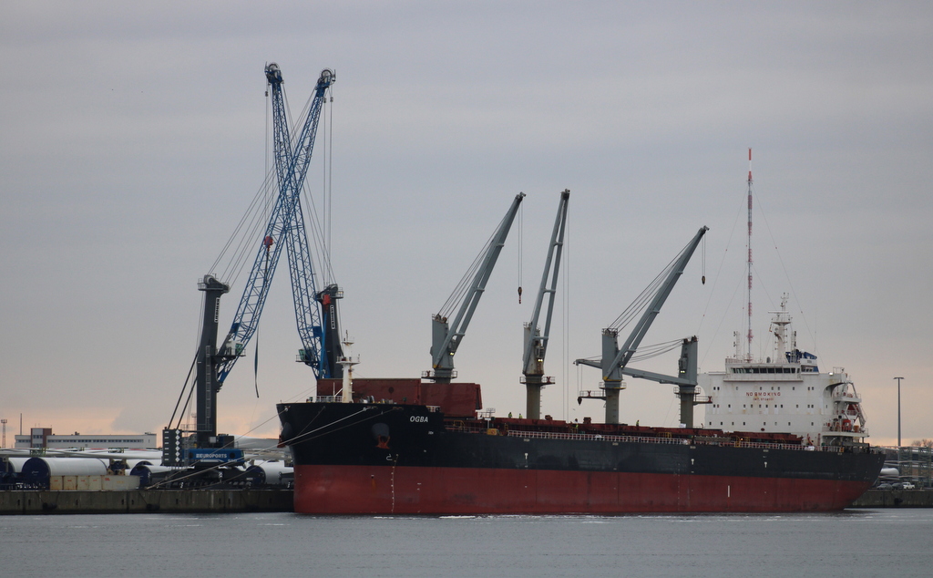 Am Mittag des 15.02.2025 lag der 199,32m lange Bulker Ogba am Stückgut Terminal im Rostocker überseehafen.