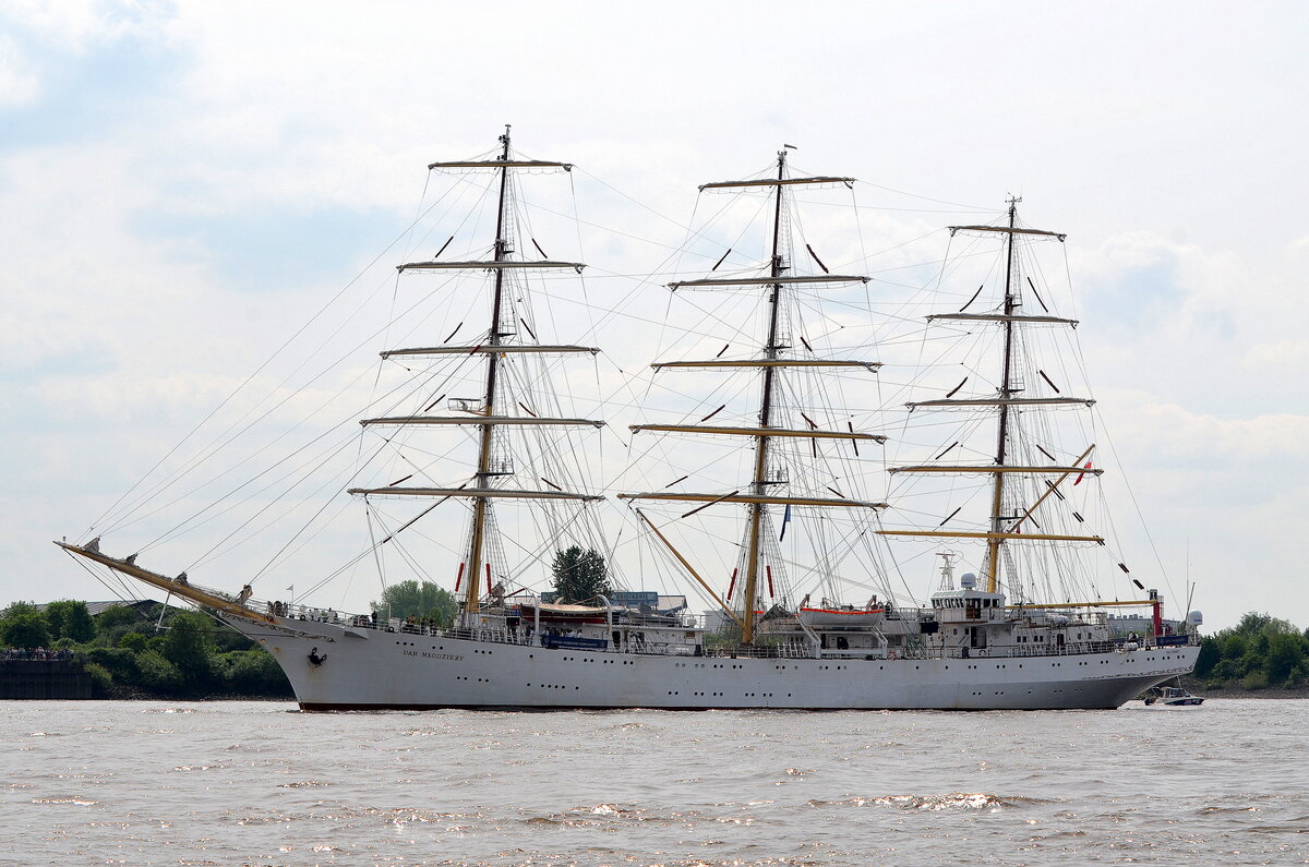 DAR MLODZIEZY IMO-Nummer:7821075 Flagge:Polen Länge:108.0m Breite:14.0m Baujahr:1982 Bauwerft:Stocznia Gdansk Shipbuilding,Danzig Polen anlässlich des Hafengeburtstags nach Hamburg einlaufend am 09.05.24