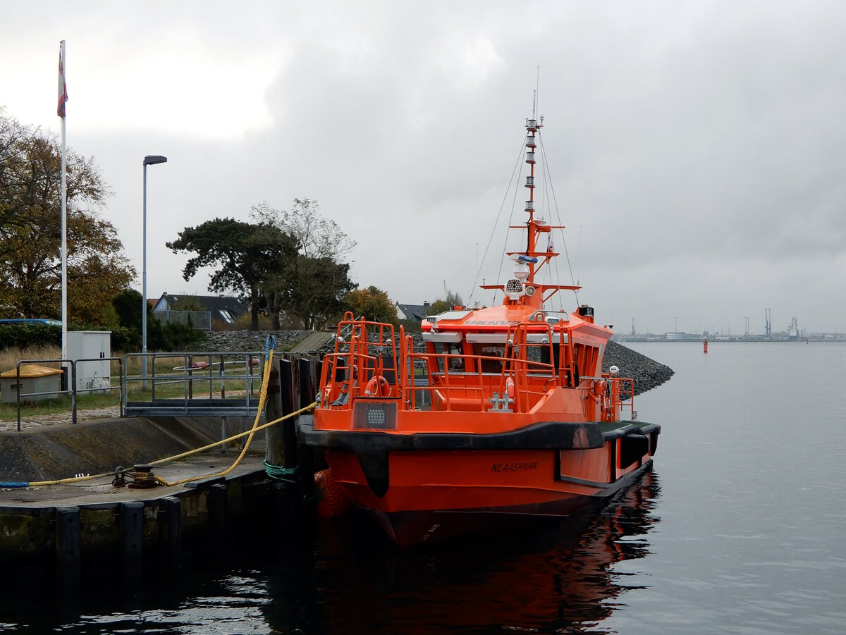 Das 17m lange Lotsenboot PILOT KLAASHAHN am 08.11.24 in Rostock