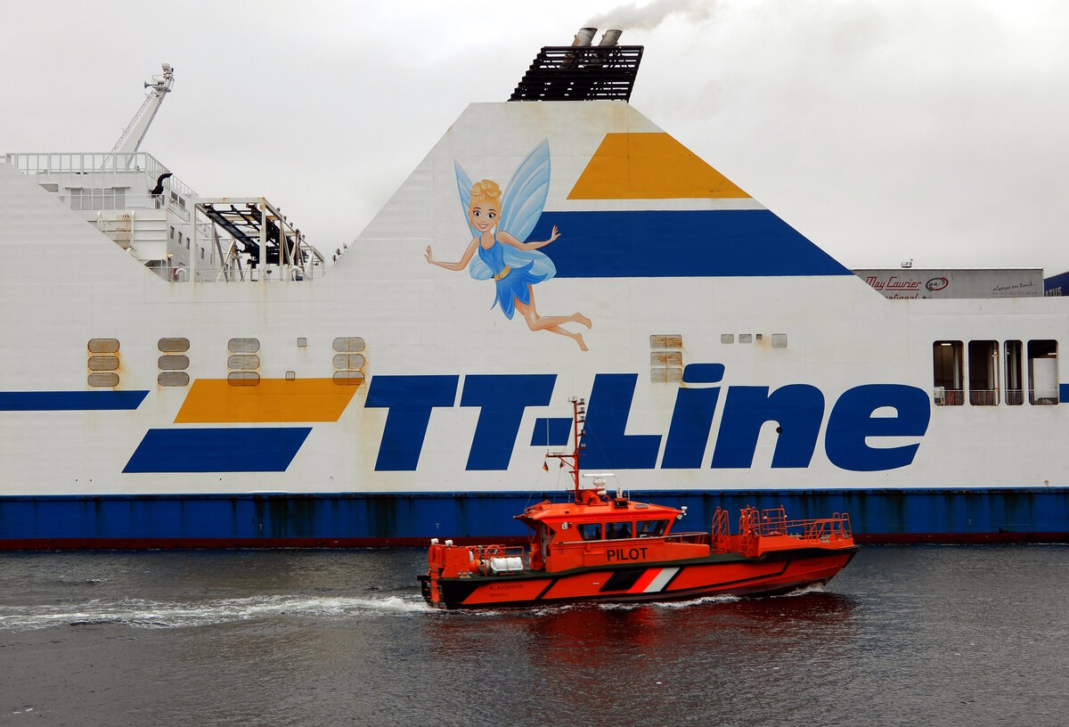 Das 17m lange Lotsenboot PILOT KLAASHAHN am 08.11.24 in Rostock.