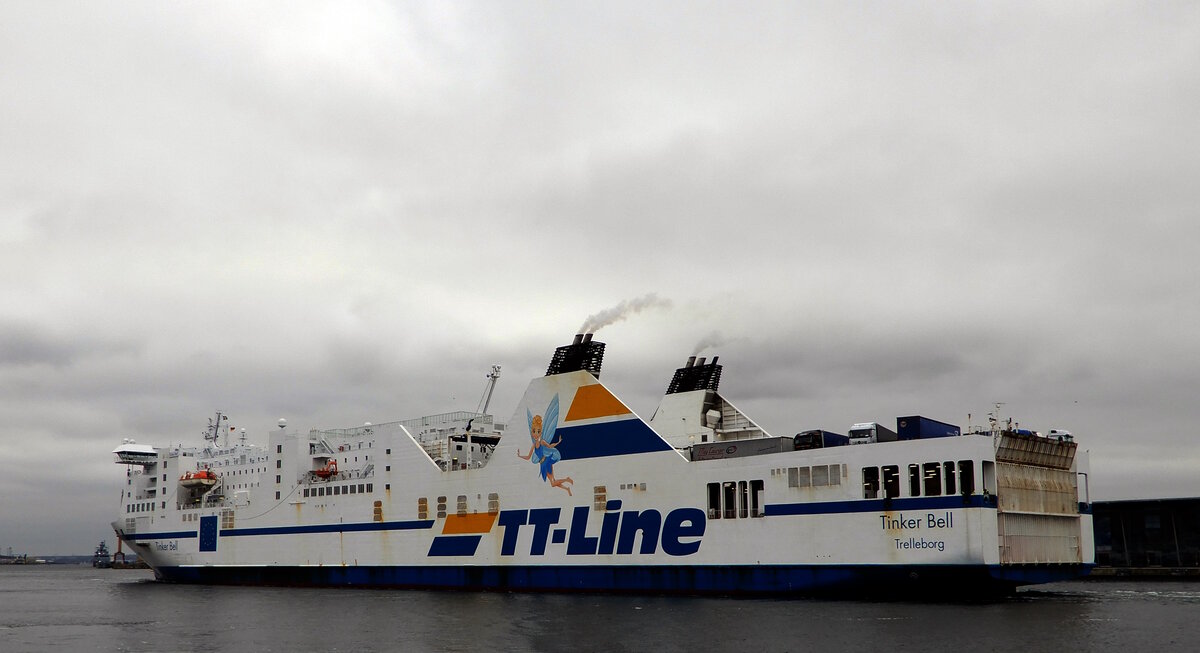 Das 220m lange Fährschiff TINKER BELL am 08.11.24 in Rostock.