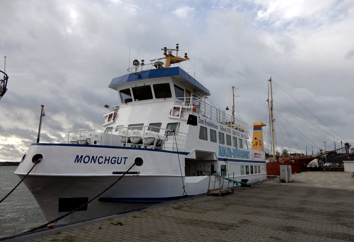 Das 33m lange Fahrgastschiffes MÖNCHGUT am 10.10.24 in Peenemünde