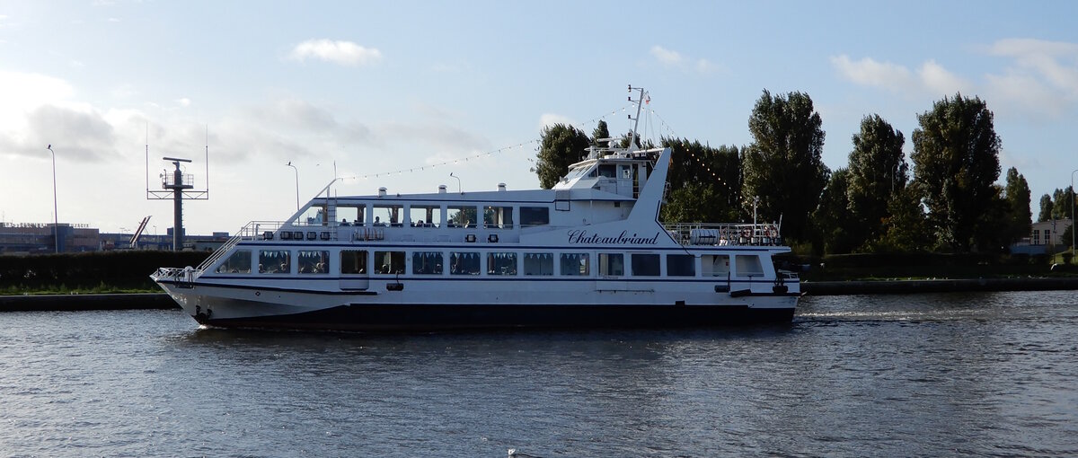 Das 38m lange Fahrgastschiff Chateubriand am 11.10.24 in Swinemünde