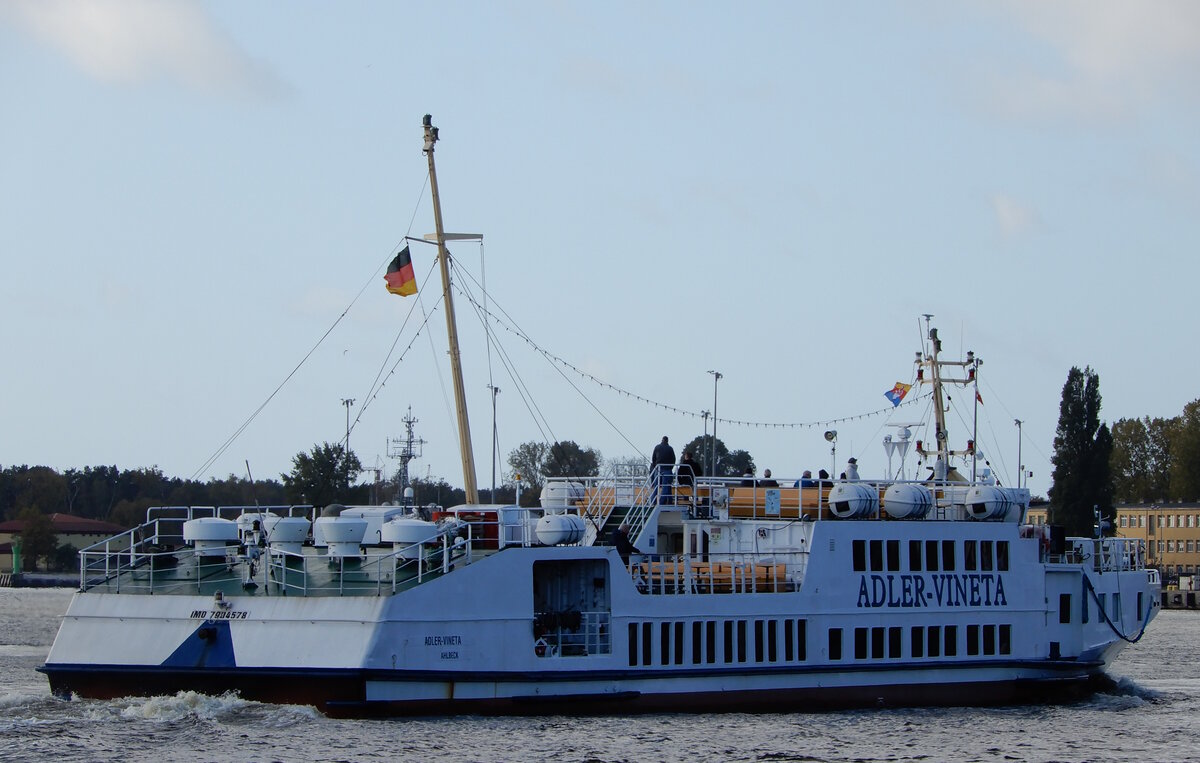 Das 53m lange Fahrgastschiff ADLER VINETA am 11.10.24 in Swinemünde