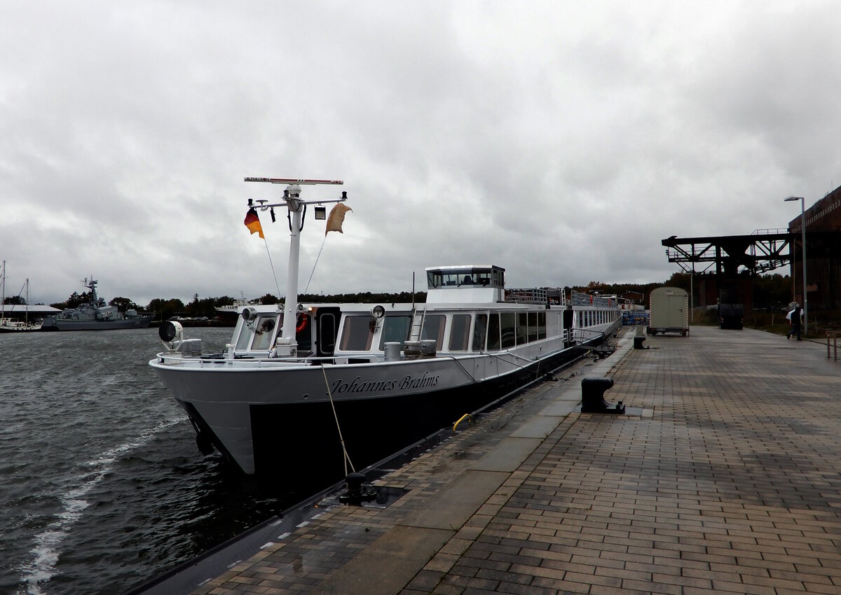 Das 82m lange Flusskreuzfahrtschiff JOHANNES BRAHMS am 10.10.24 in Peenemünde