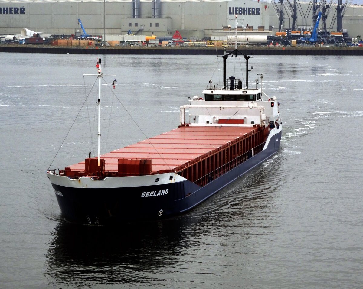 Das 87m lange Frachtschiff Seeland am 06.11.24 in Rostock