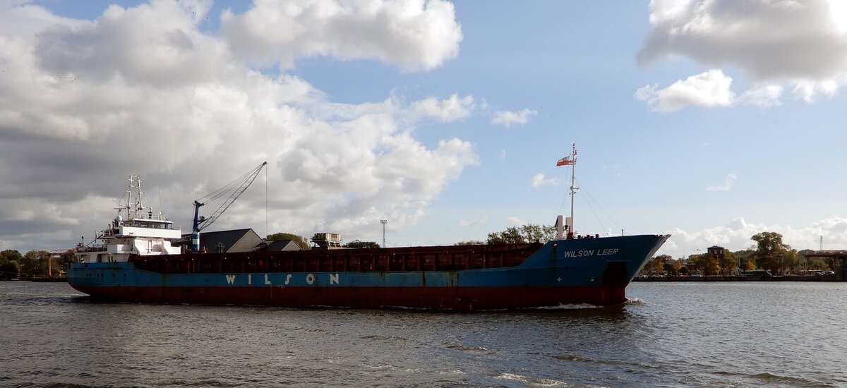 Das 88m lange Frachtschiff WILSON LEER am 11.10.24 in Swinemünde