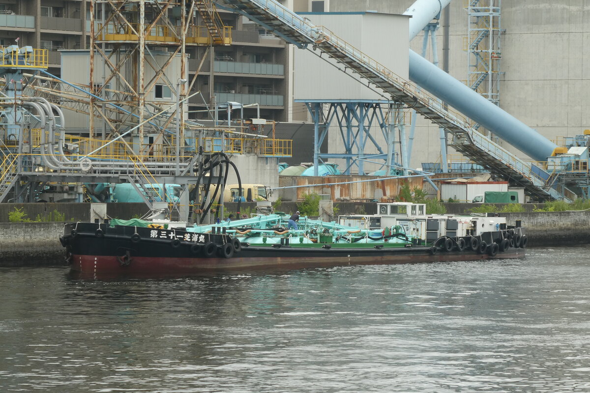 Das Binnenzementfrachter  Shibaura Maru Nr.31  (第三十一芝浦丸) lädt Fracht. Shinonome-Kanal, 16.Juli.2024