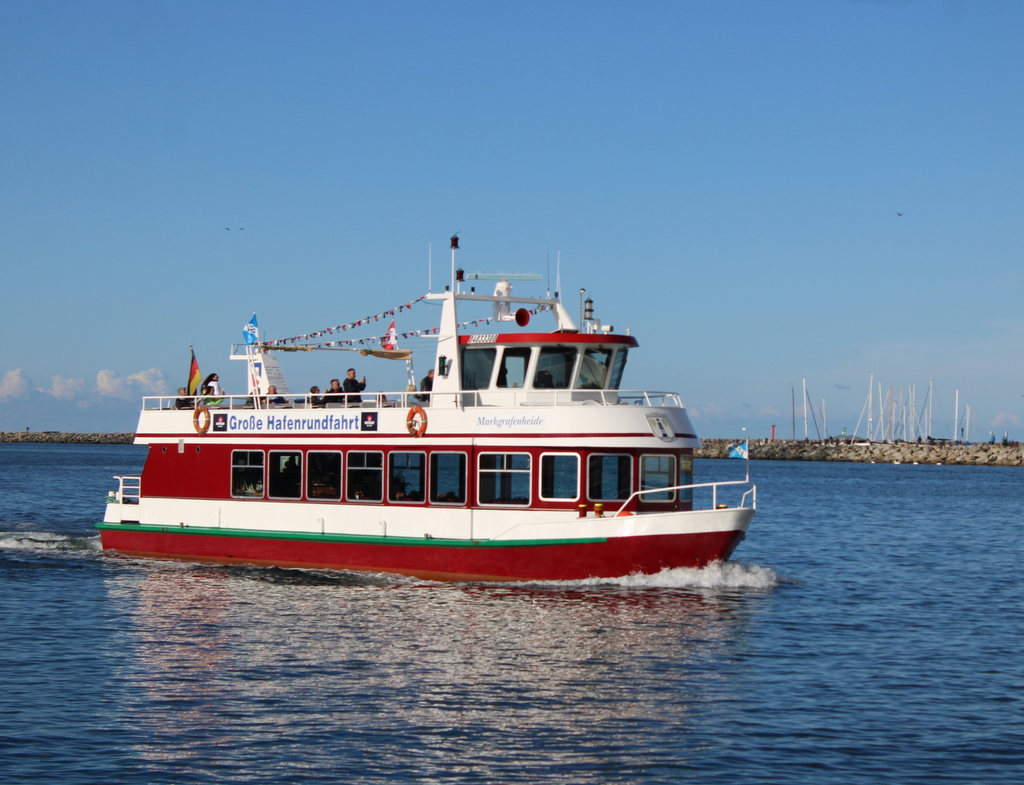 Das Fahrgastschiff Markgrafenheide auf ihrer Hafenrundfahrt am Nachmittag des 12.09.2024 in Warnemünde.