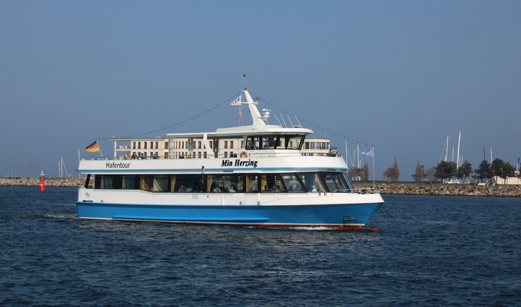 Das Fahrgastschiff Min Herzing am 21.03.2025 in Warnemünde