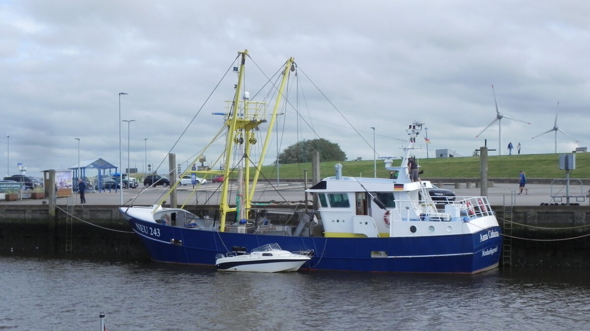 Das Fischerboot  ANNA CATHERINA , MMSI 211386440, am 16.08.24 im Hafen von Neuharlingersiel in Niedersachsen. Das Schiff hat eine Länge von 22 Meter und eie Breite von 6 Meter.