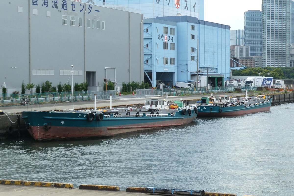 Das Japanische Tankmotorschiff  Kôshin Maru (興心丸) und  Kôun Maru (興運丸) liegt am Tsukishima Pier festgemacht. 24.Juni.2024.