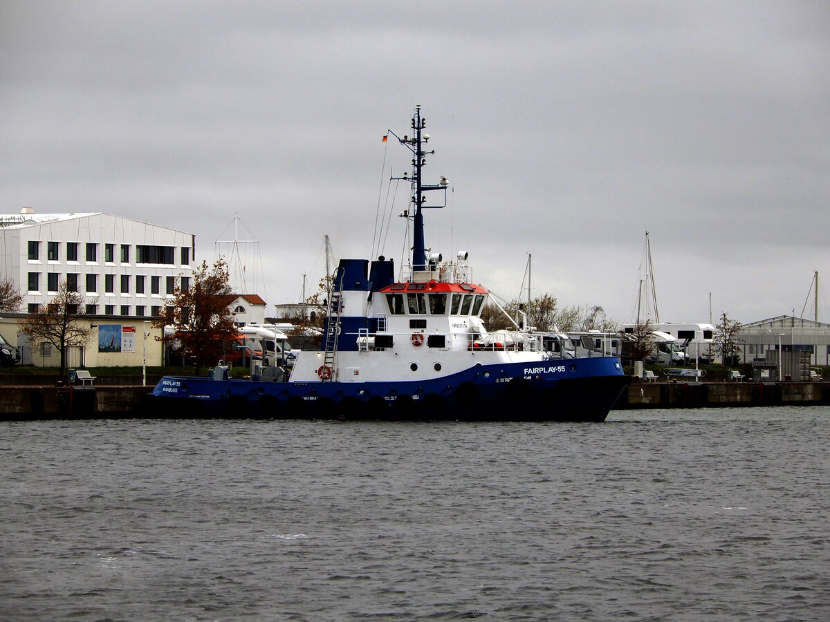 Der 29m lange Schlepper FAIRPLAY 55 am 08.11.24 in Rostock