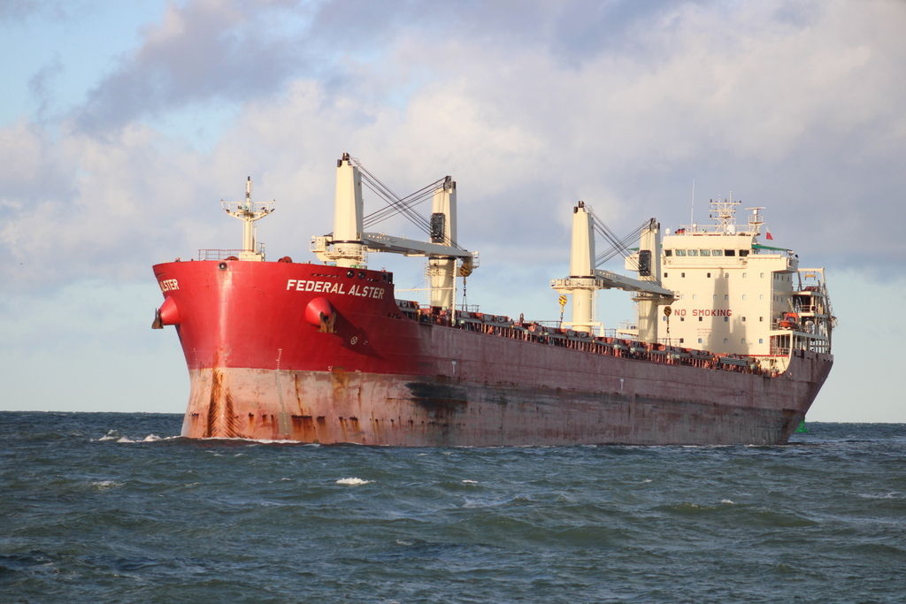 Der Massengutfrachter Federal Alster auf dem Seewg von Antwerpen nach Rostock beim Einlaufen in Warnemünde.02.01.2025