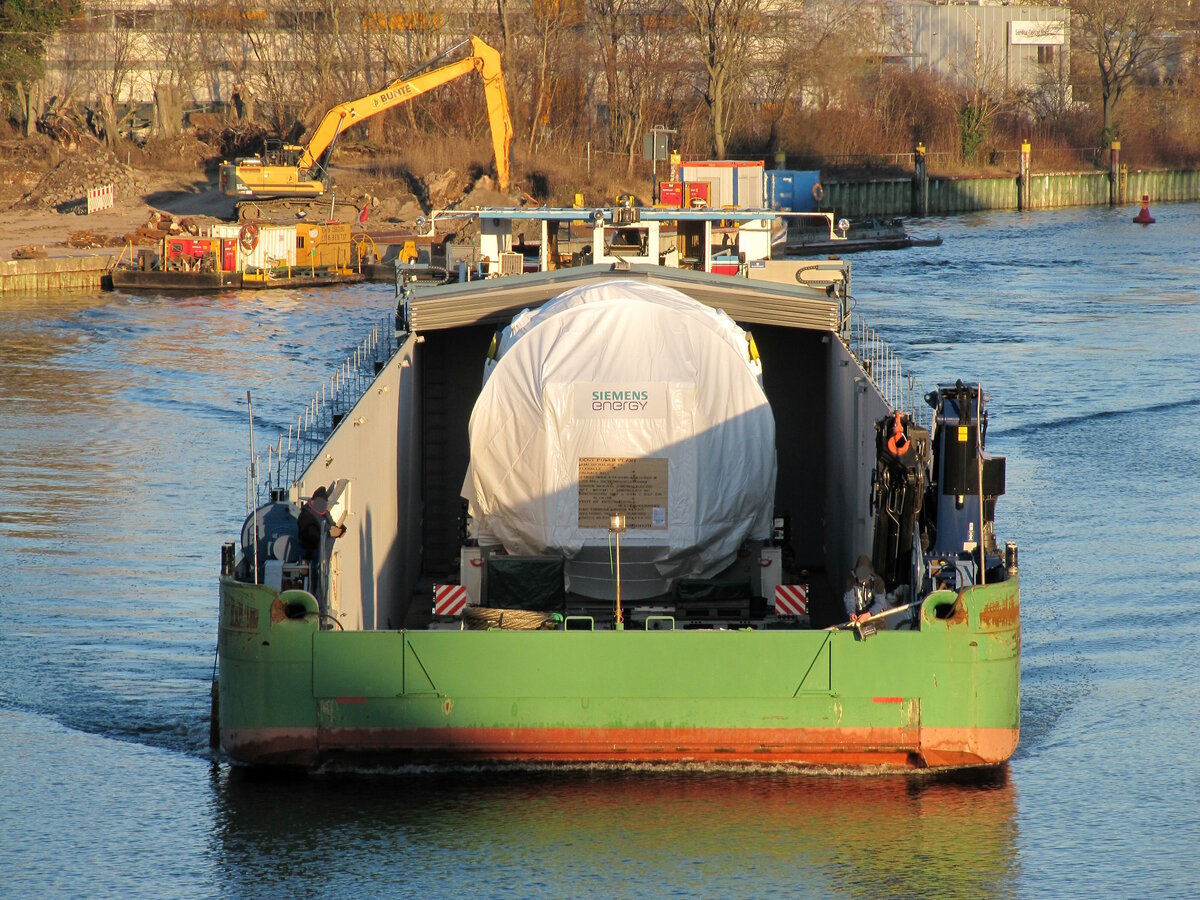 Der RoRo-GSL  URSUS  (04810440 , 64,50 x 9,5m)  wurde am 09.01.2024 vom Schubboot  SCH 2637  (05800980 , 28,67 x 10,13m) auf der  SPREE  zu Tal geschoben . Hier in der Spreemündung und weiter auf der Havel zu Tal. Ladung : Siemens Gasturbine Made in Berlin / Deutschland.