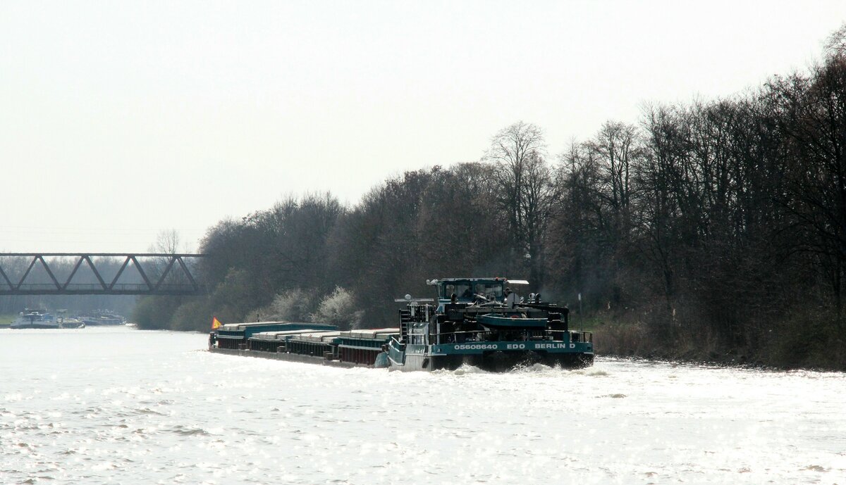 Der Schubverband mit Schubboot  EDO  (05608640 , 23,21 x 8,19m) und vier je 32,50m langen Leichtern befuhr den  MITTELLANDKANAL  zw. Edesbüttel und Wedelheine am 19.03.2024 zu Tal.