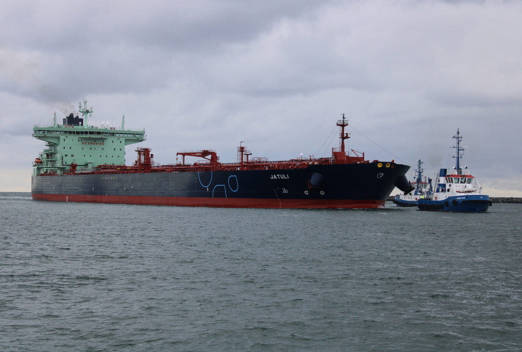 Der Tanker Jatuli auf dem Seeweg von Mongstadt(Norwegen)nach Rostock und Fairplay 55 am 14.02.2025 in Warnemünde.