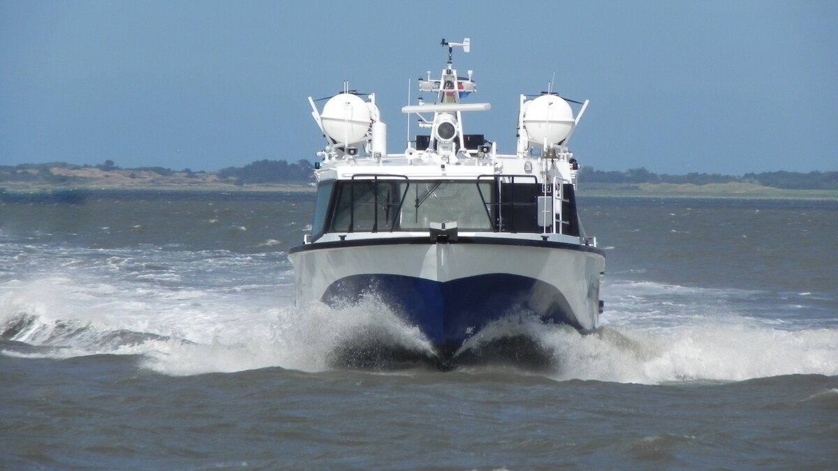 
Der WattnExpress verkehrt zwischen Neuharlingersiel und der Nordseeinsel Spiekeroog, am 09.08.24. Das Schiff wurde nach einer internationalen Ausschreibung in der Penguin Shipyard in Indonesien gebaut. Es hat einen Tiefgang von nur 70 cm und ist deshalb im Gegensatz zu den anderen Spiekeroog-Fähren unabhängig von den Gezeiten.