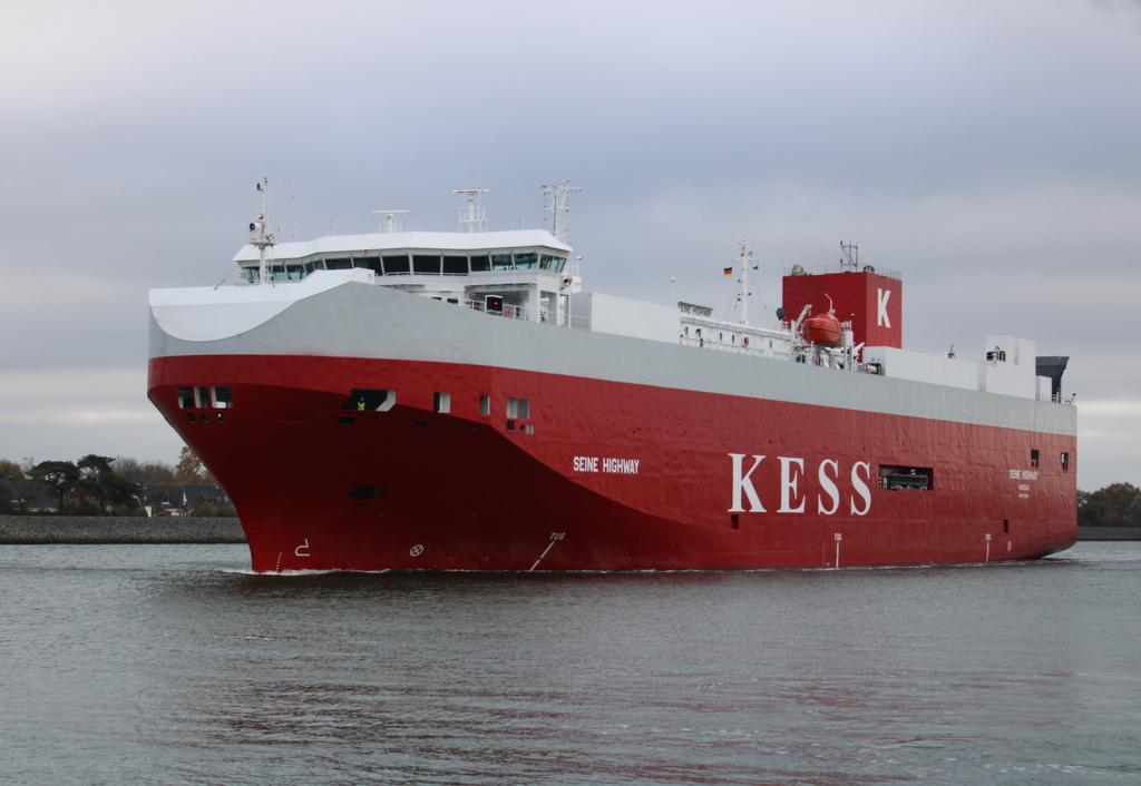 Die 147.93 Meter lange Seine Highway auf dem Seeweg von Rostock-Überseehafen nach Halmstadt(Schweden)beim Auslaufen am 01.11.2024 in Warnemünde.