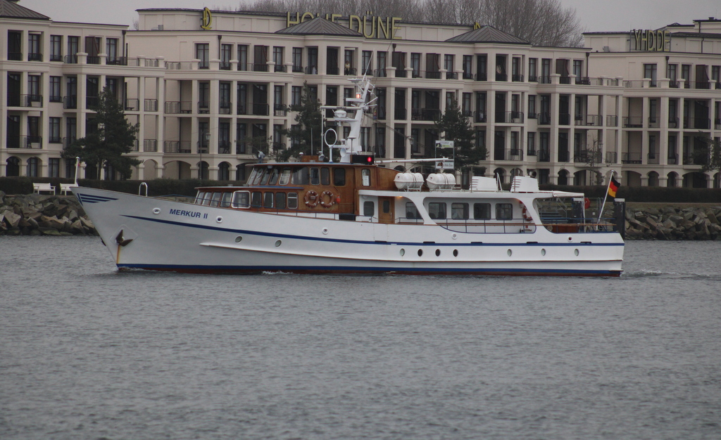 Die 28 m lange Motoryacht Merkur II(Heimathafen Kiel) auf dem Weg zu einer Seebestattung beim Auslaufen in Warnemünde.