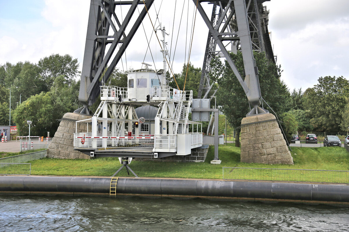 Die Auto Schwebefähre unterhalb der Eisenbahn Hochbrücke in Rendsburg stand am 21.8.2024 still.