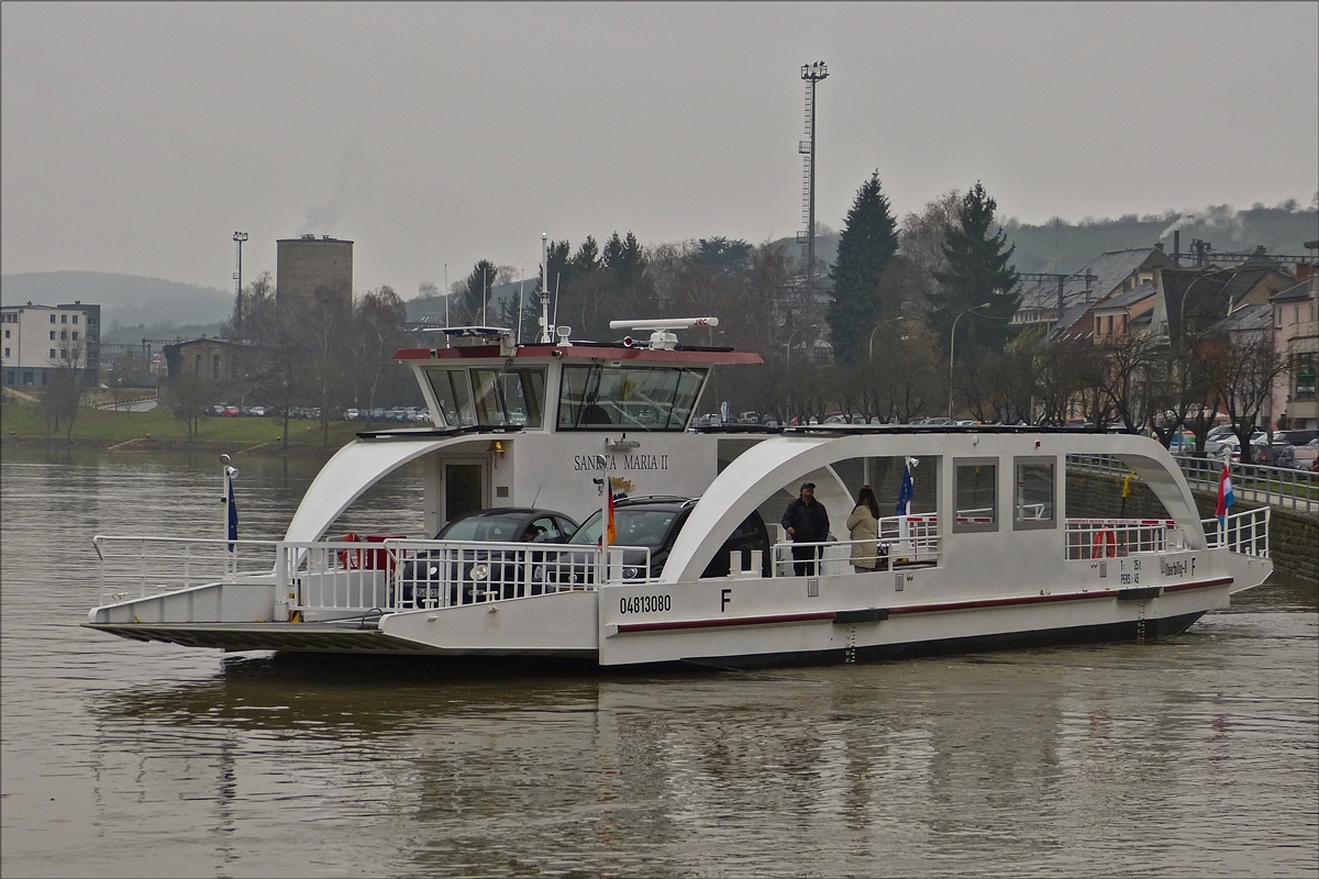  Die Autofähre Santa Maria II ist die erste rein elektrische Fähre auf der Mosel. Seit dem 10 Dezember ist sie regulär zwischen Oberbillig und Wasserbillig im Einsatz.  Vor kurzem ist sie vom Anleger in Wasserbillig abgefahren.
Technische Daten: ENI – Nr. 04813080;  Bauwerft Formstaal GmbH & Co. KG. in Stralsund; Bj. 2017;  L 28 m; B 8,60 m; Antrieb Elektrisch; 4 Ruderpropeller, Maschinen Leistung 109 Ps ( 80 kW) ; kann 6 PKW’s aufnehmen; und bis zu 45 Passagiere aufnehmen.  19.12.2017
