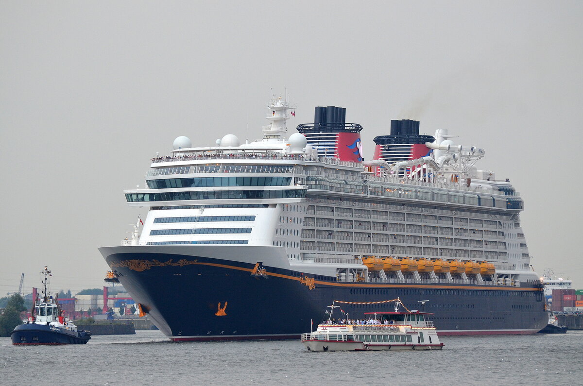 Die DISNEY DREAM Flagge:Bahamas Länge:340.0m Breite:36.0m Baujahr:2010 Bauwerft:Meyer Werft,Papenburg Deutschland auf dem Weg zur Ehrenrunde vor der Hamburger Elphi am 04.09.24